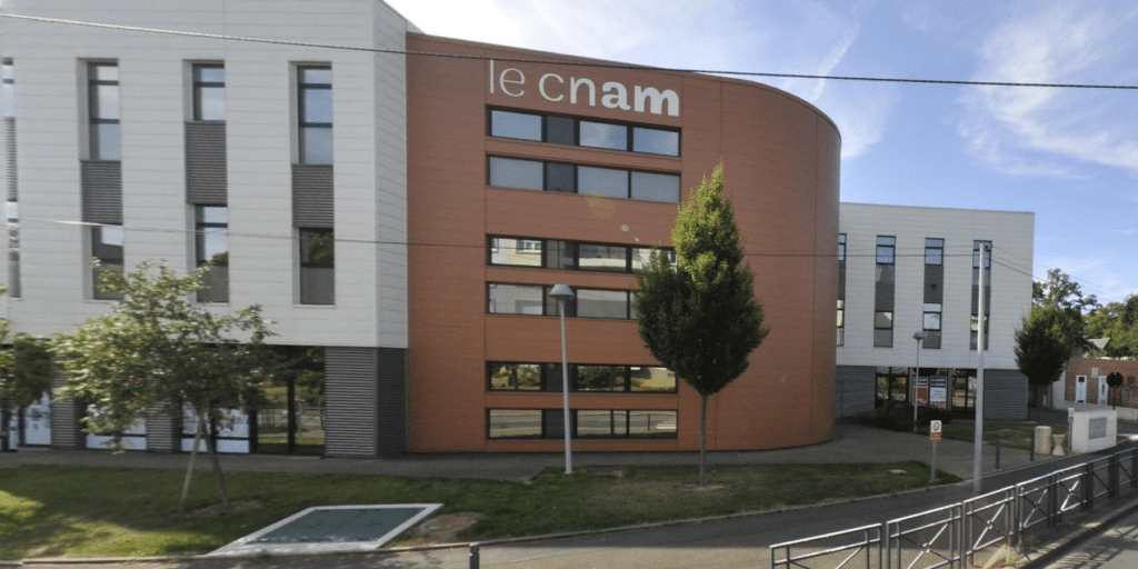 Bâtiment du Cnam à Angers, façade orange portant le logo du Cnam