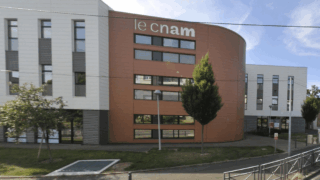Bâtiment du Cnam à Angers, façade orange portant le logo du Cnam