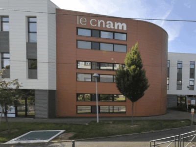 Bâtiment du Cnam à Angers, façade orange portant le logo du Cnam