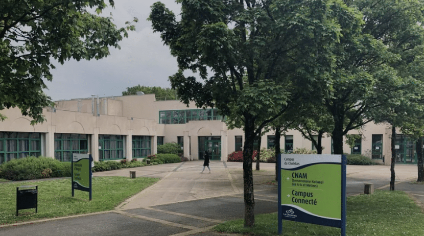 Entrée du campus de Cholet, avec le panneau du Cnam devant les bâtiments