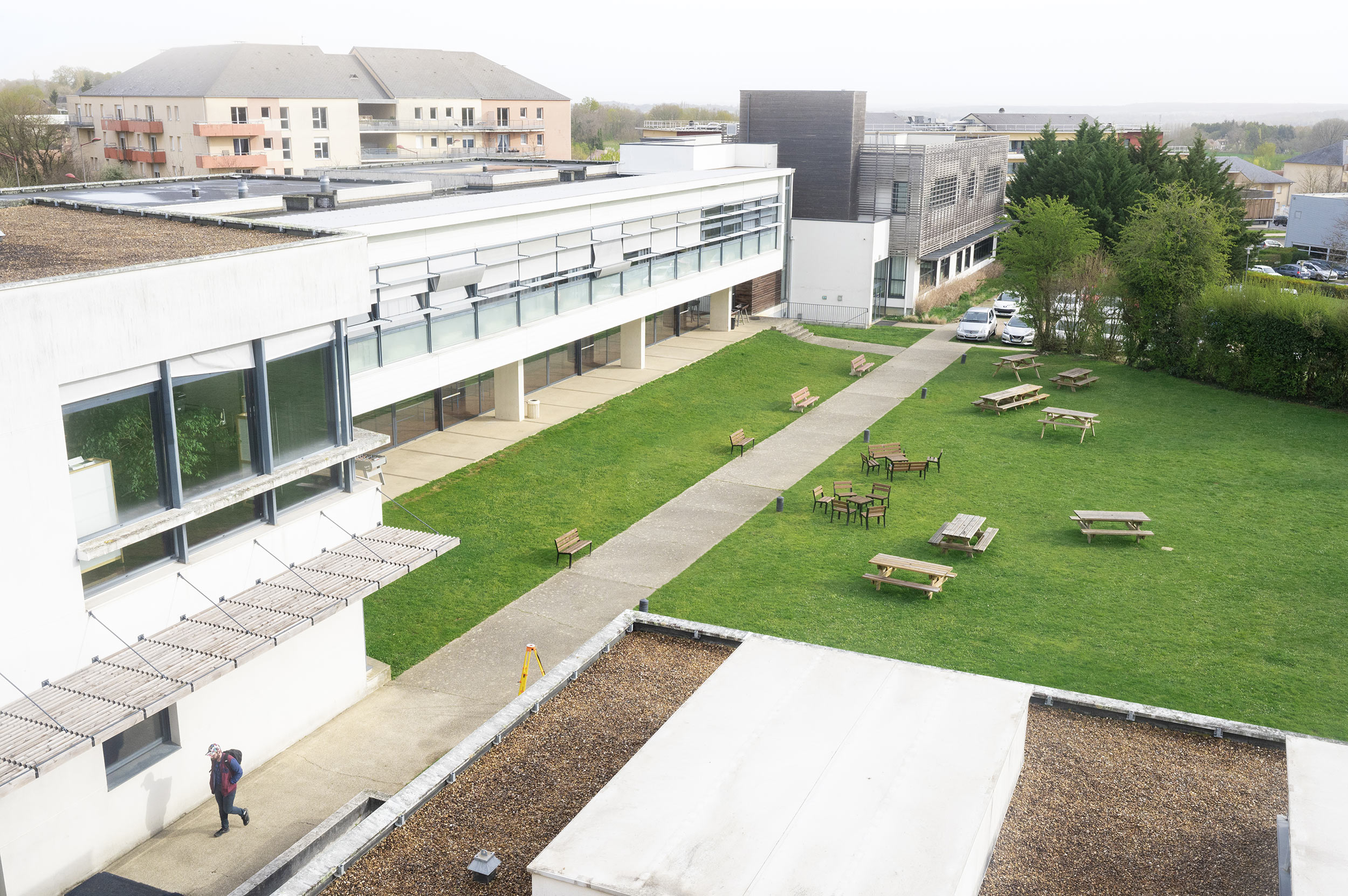 Bâtiments du campus du Mans vus d'en haut, pelouse et tables