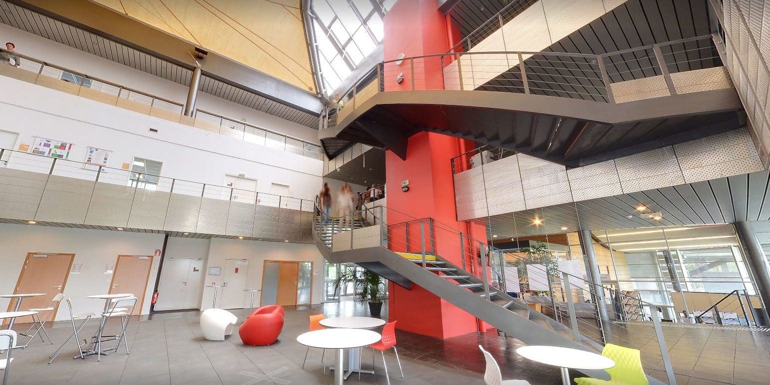 Hall intérieur du Cnam à Nantes, escalier et coursives