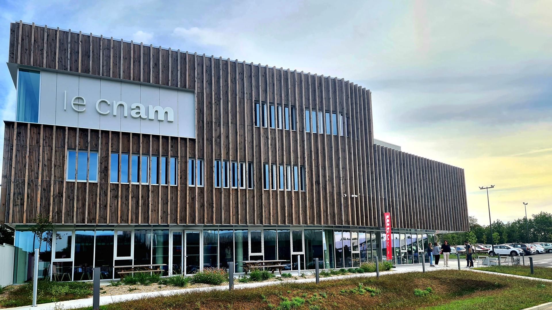 Bâtiment du Cnam à La Roche-sur-Yon, façade en bois portant le logo du Cnam