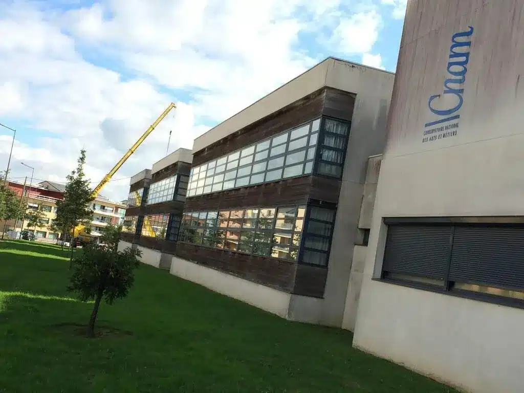 Bâtiment du Cnam au Mans, logo du Cnam sur la façade