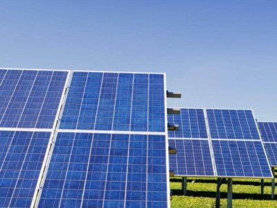 Champ de panneaux solaires