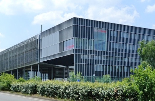 Bâtiment du Cnam à Nantes, façade vitrée entourée d’arbres