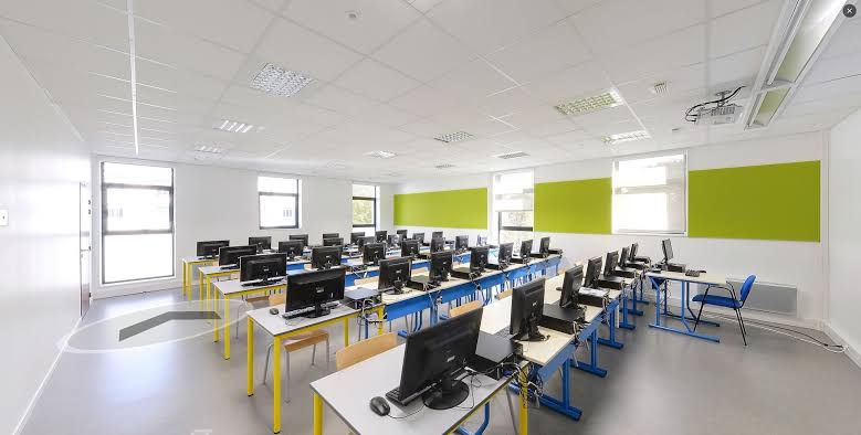 Salle informatique équipée d'ordinateurs