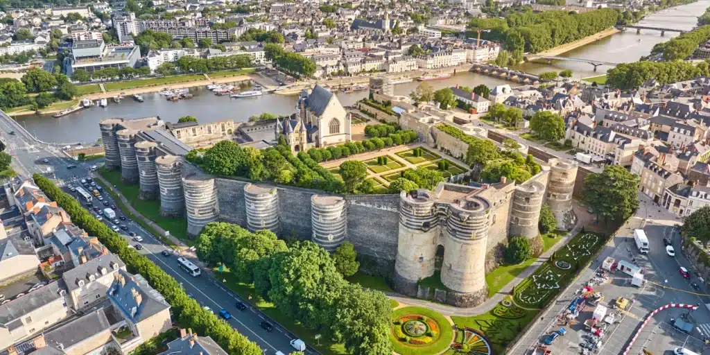 Vue aérienne du château d'Angers et de la Maine