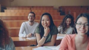 Étudiants souriants assis dans un amphithéâtre