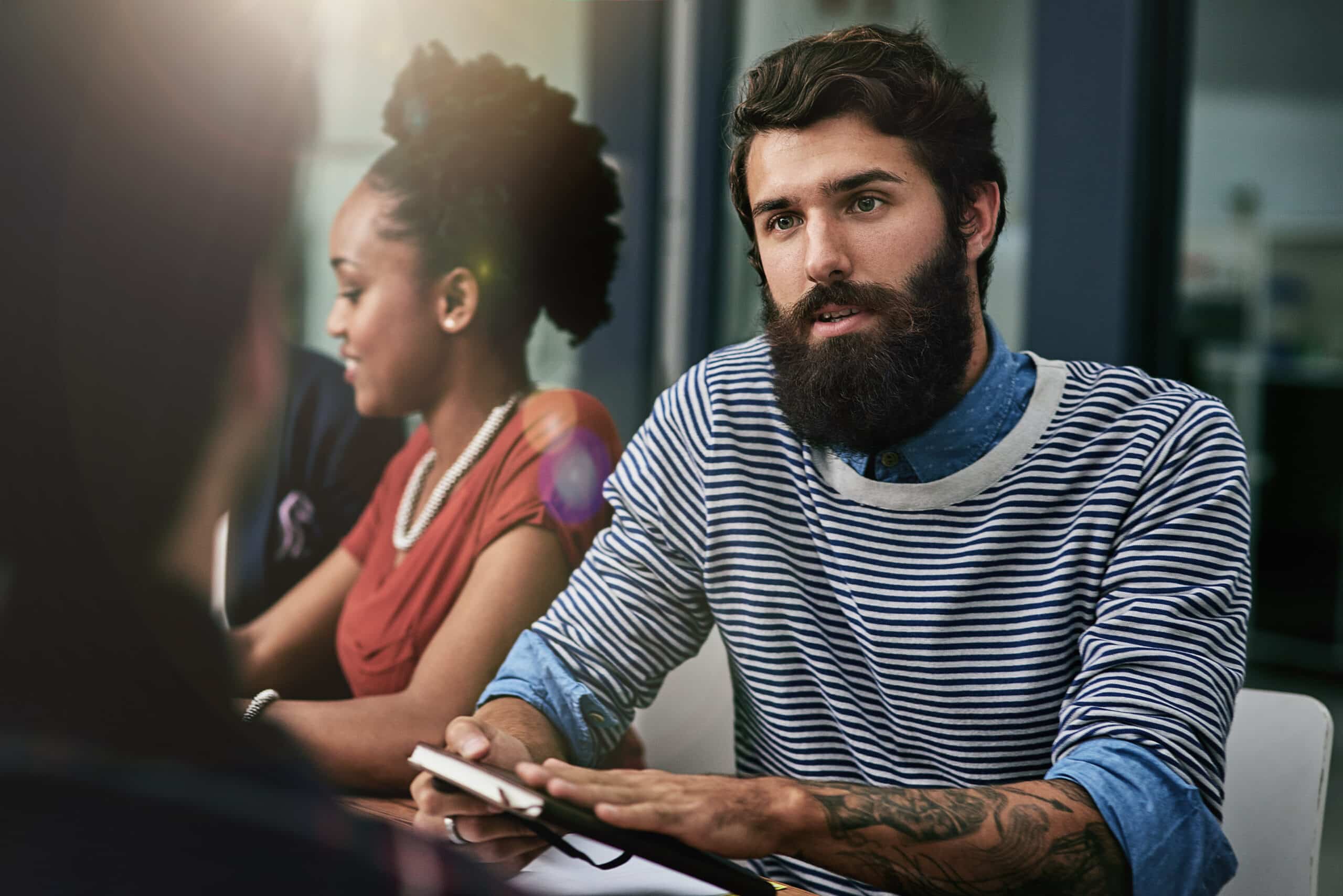 Homme et femme échangent lors d'une réunion de travail