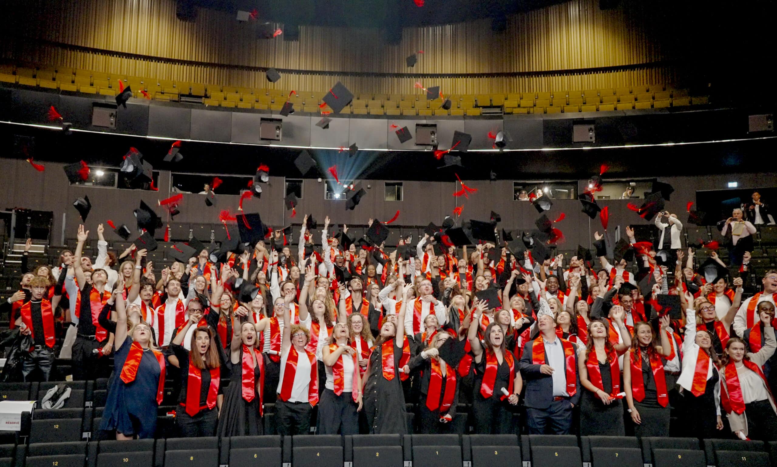 Des diplômés du Cnam lancent leur toque lors de la cérémonie de remise des diplômes