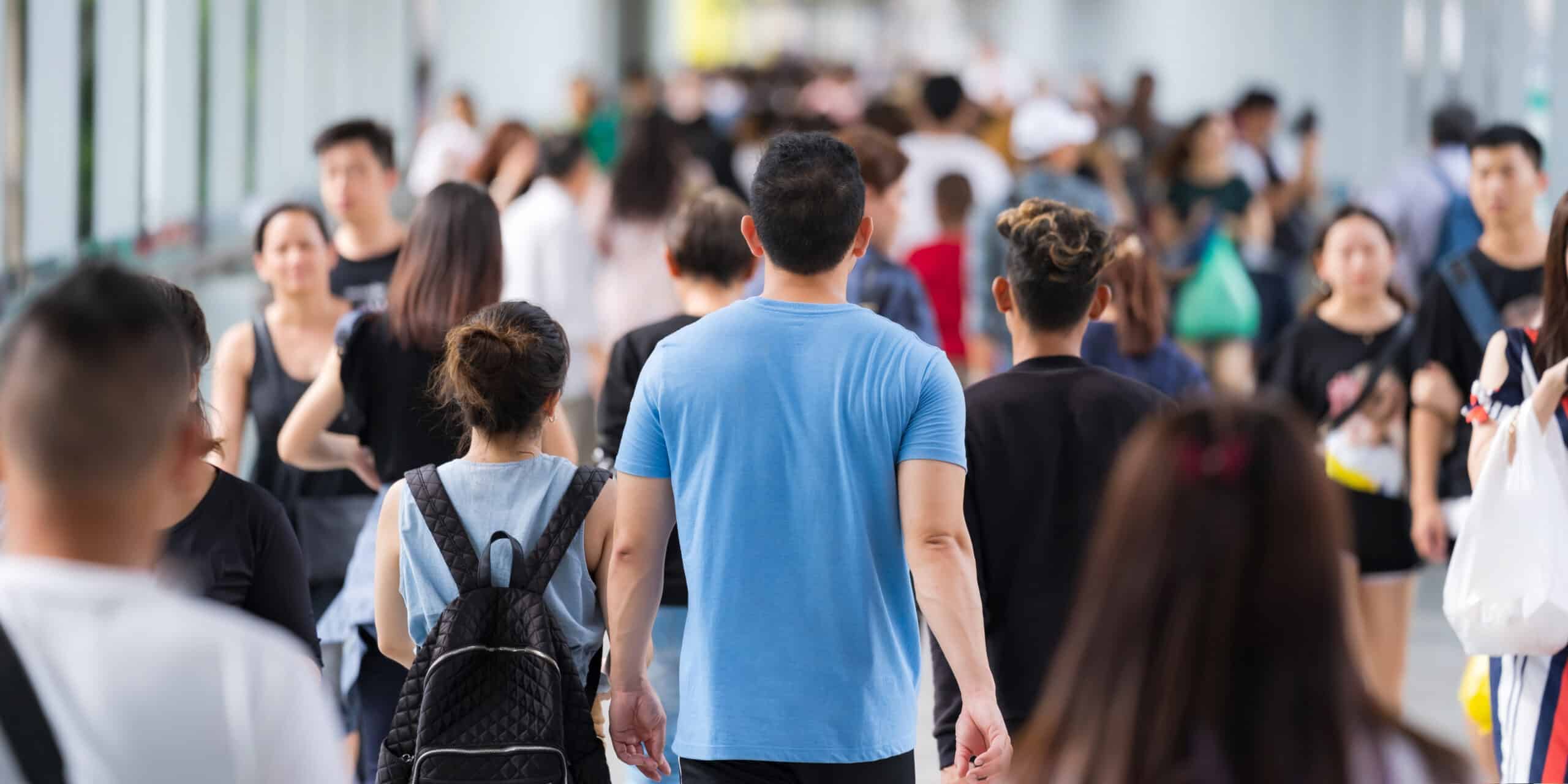Foule de personnes marchant dans une rue