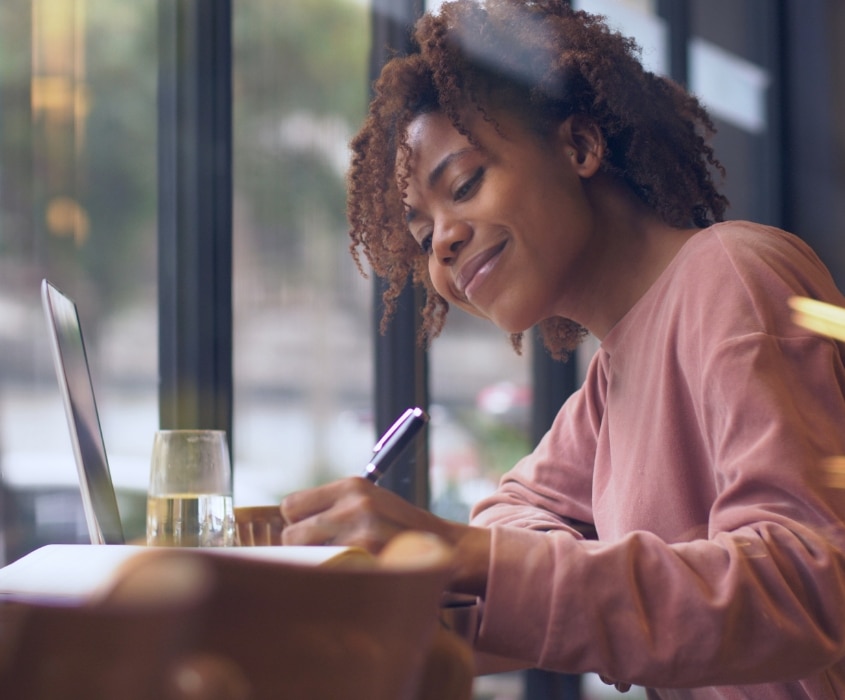 Étudiante qui révise devant son ordinateur portable