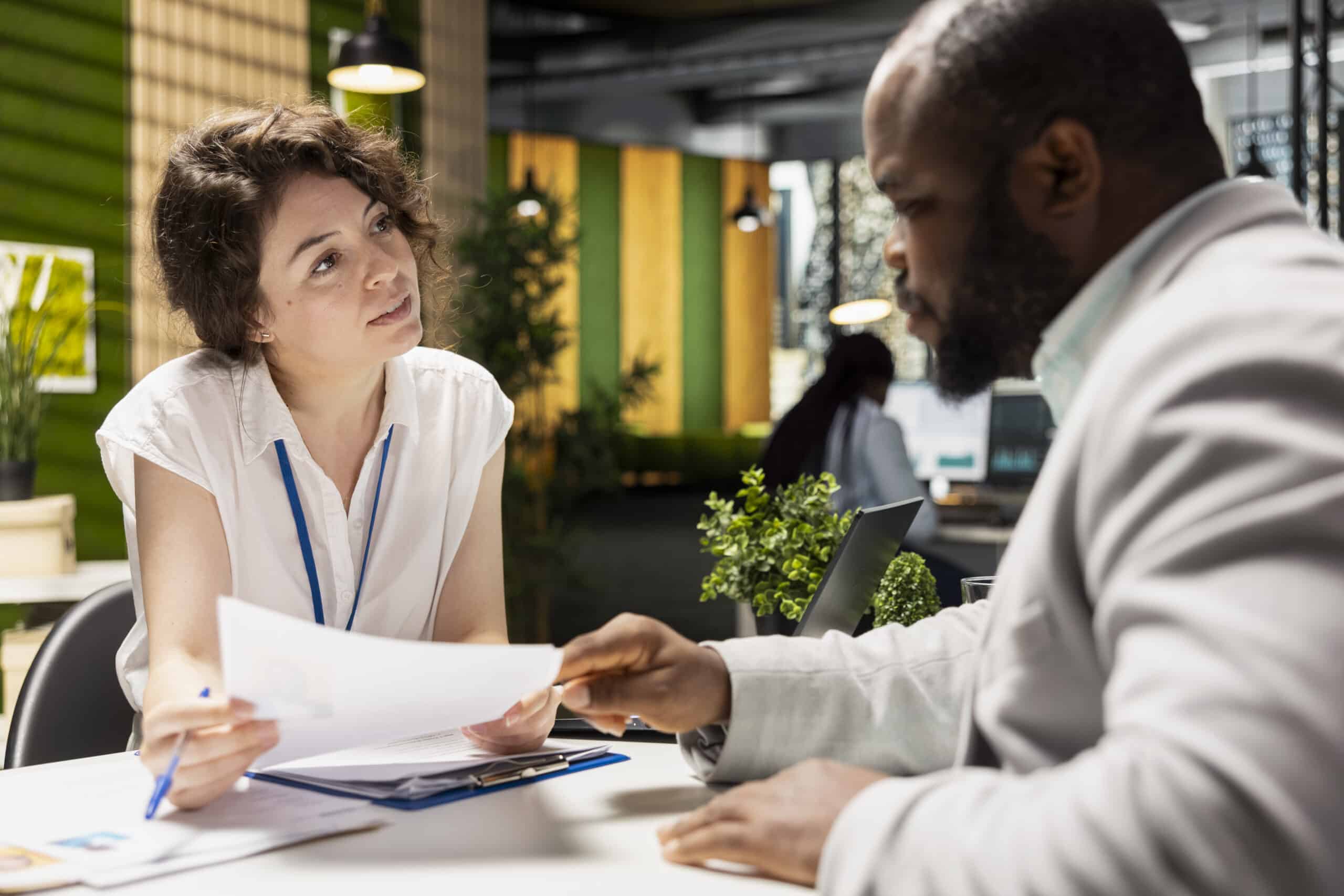 Recruteuse et candidat échangent autour d'un CV