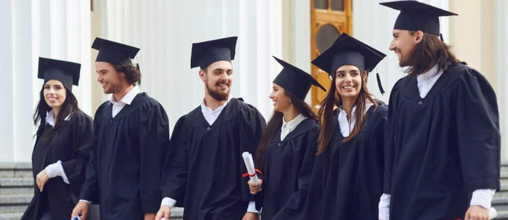 Diplômés en toge et toque à la sortie d'une cérémonie