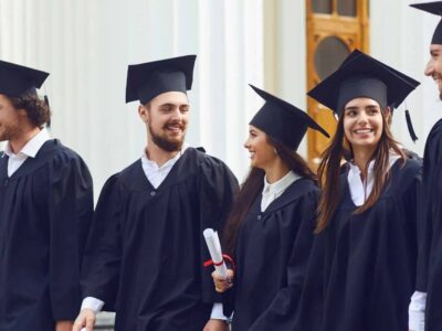 Diplômés en toge et toque à la sortie d'une cérémonie