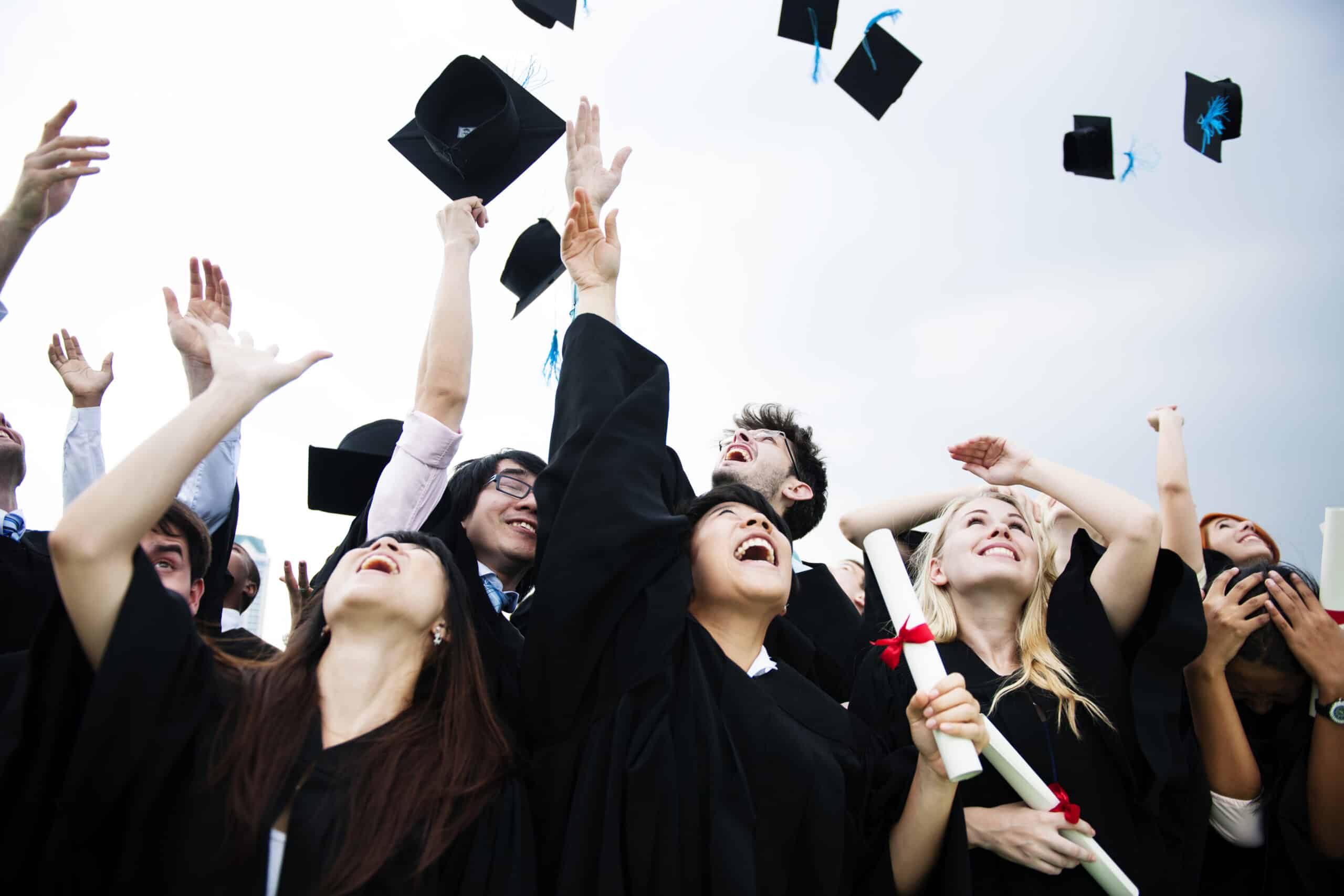 Des diplômés lancent leur toque en l’air pour fêter leur réussite