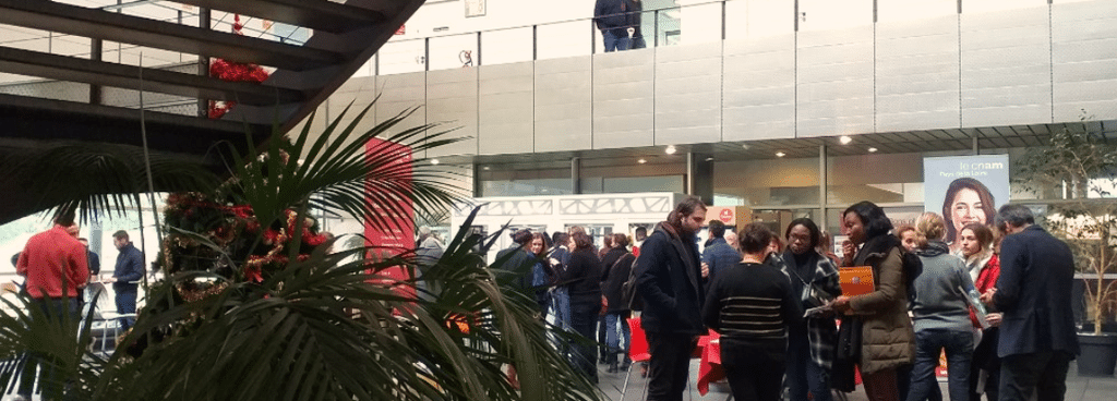 Foule de visiteurs dans le hall du Cnam lors des journées portes ouvertes