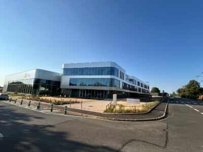 Bâtiment du campus du Mans vu depuis la rue