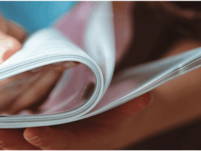 Mains qui feuillettent un magazine