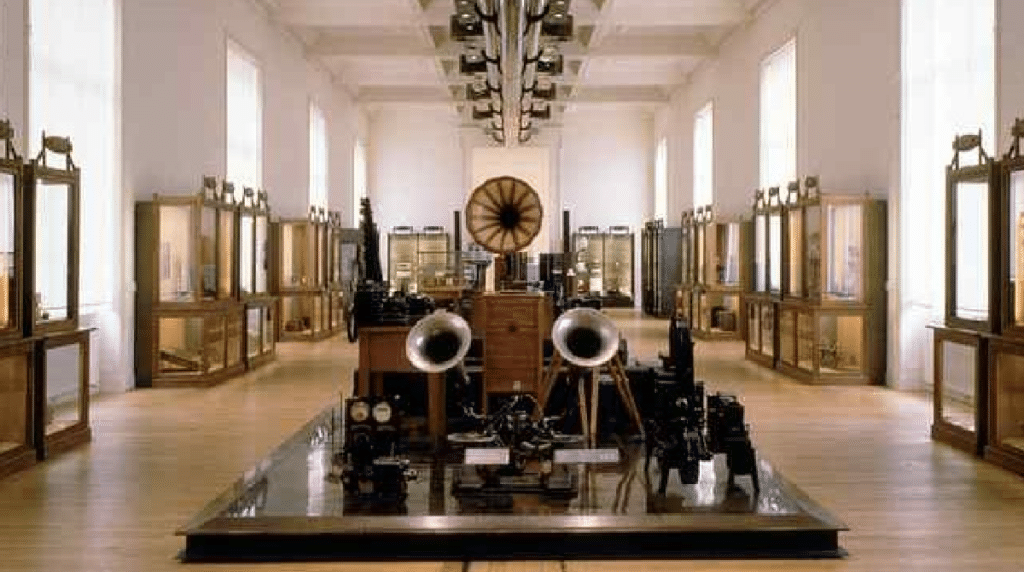 Salle du musée des Arts et Métiers à Paris, machines anciennes exposées