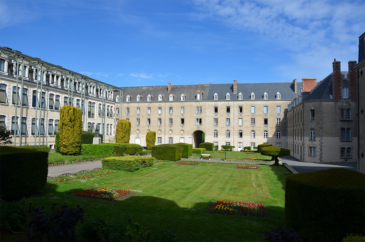 Bâtiments et jardin du campus Saint-Gabriel, à Saint-Laurent-sur-Sèvre