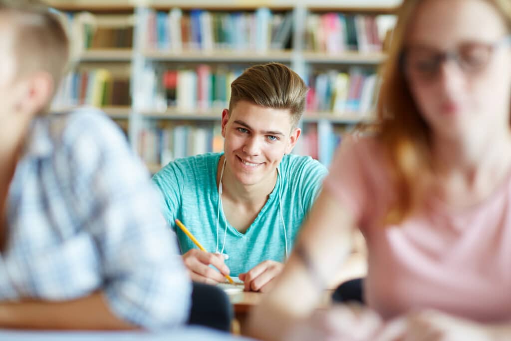 Étudiants travaillent ensemble à une table de bibliothèque