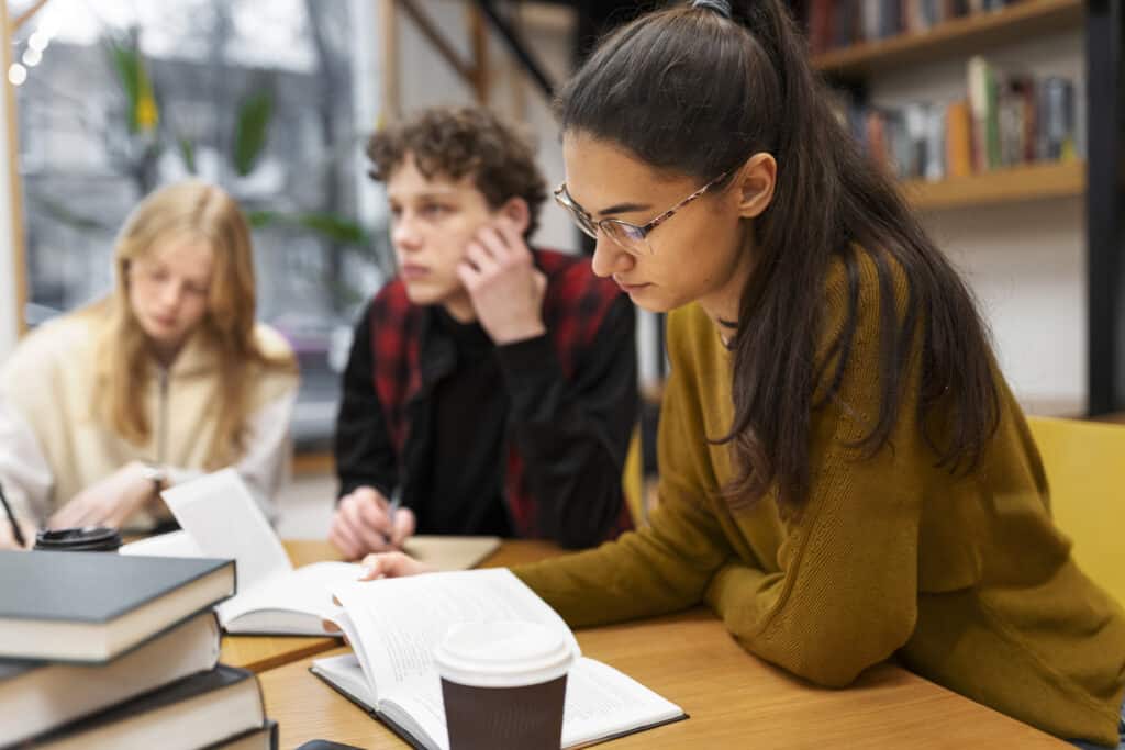 Des élèves du Cnam en séance de travail