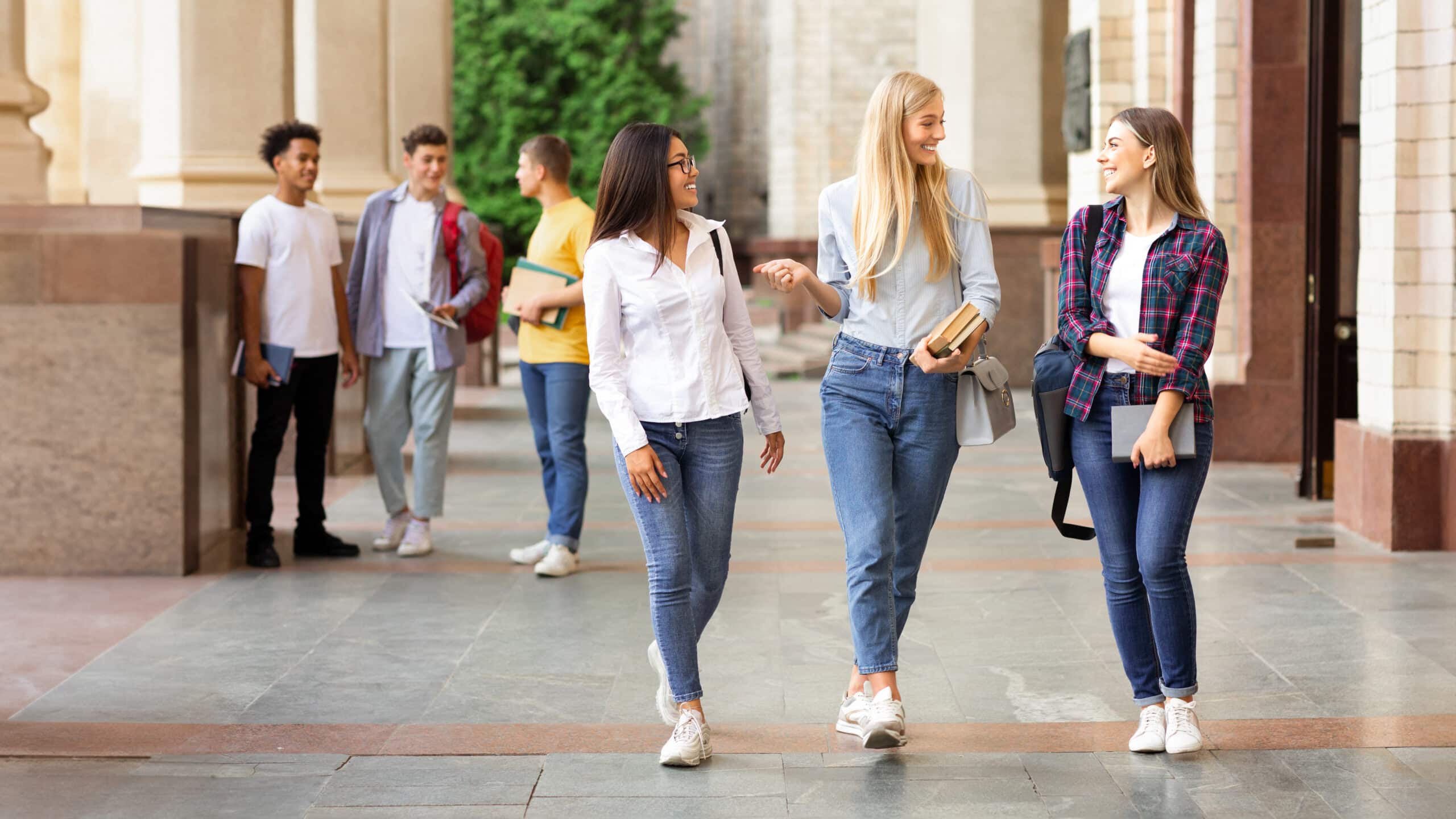 Étudiantes marchent ensemble à la sortie des cours