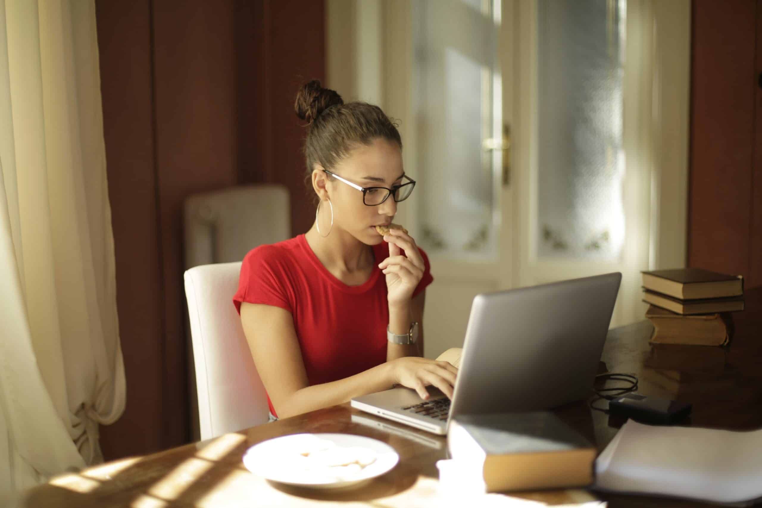 Étudiante concentrée devant son ordinateur portable