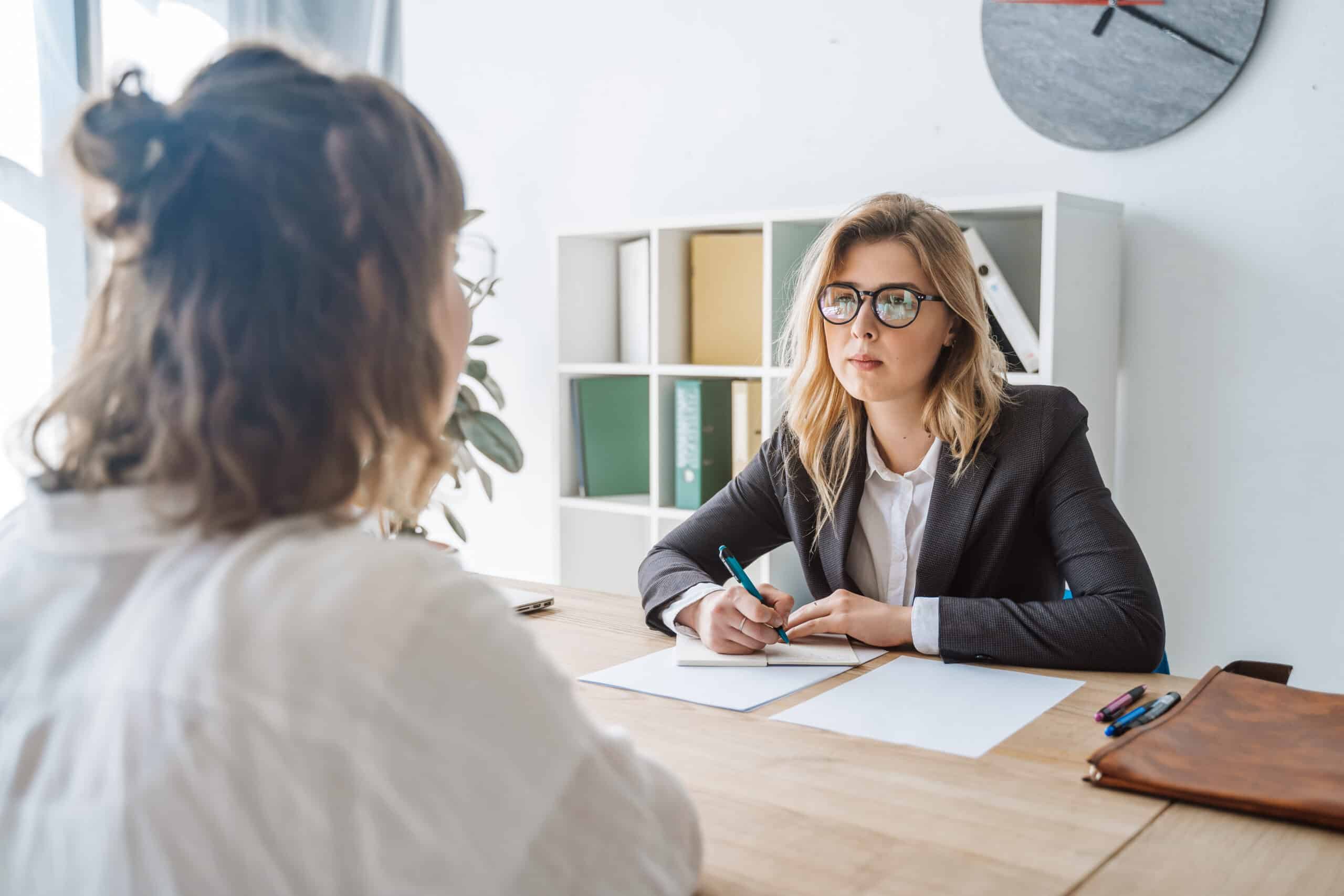 Entretien d'embauche entre deux femmes autour d'un bureau