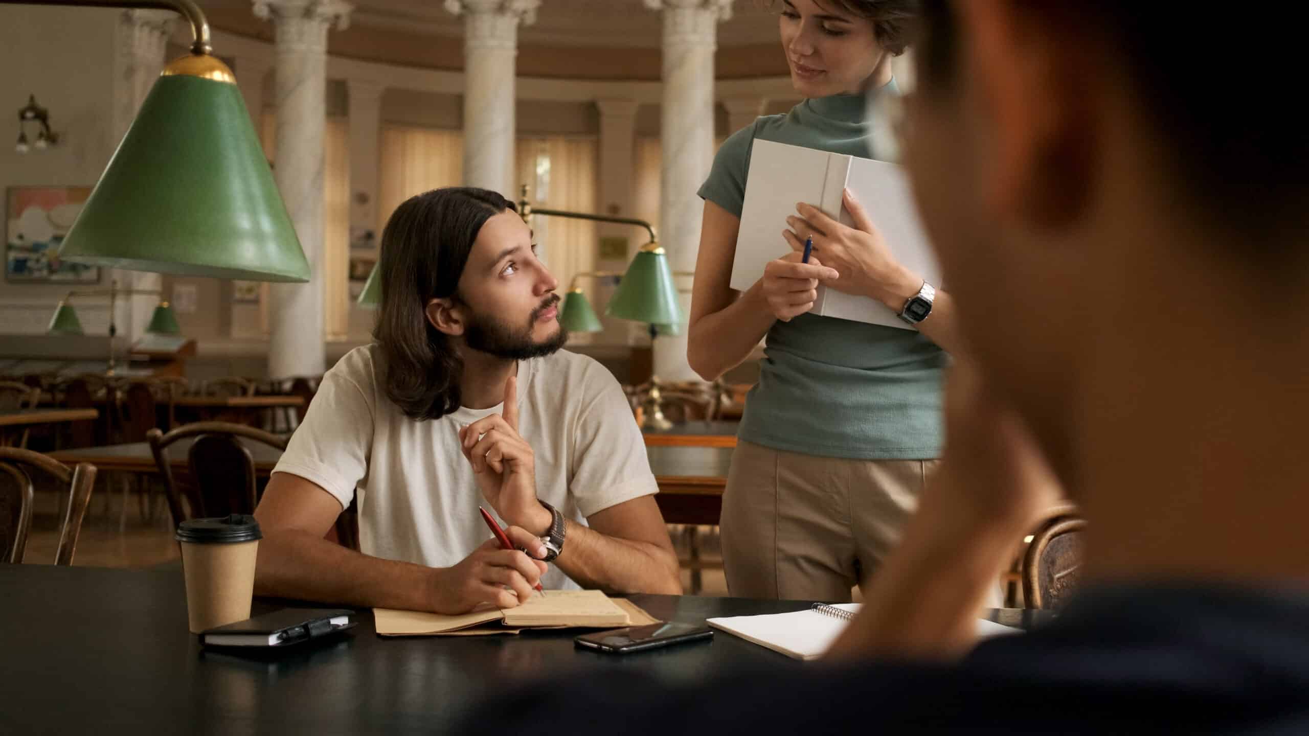 Étudiants travaillent ensemble dans une bibliothèque universitaire