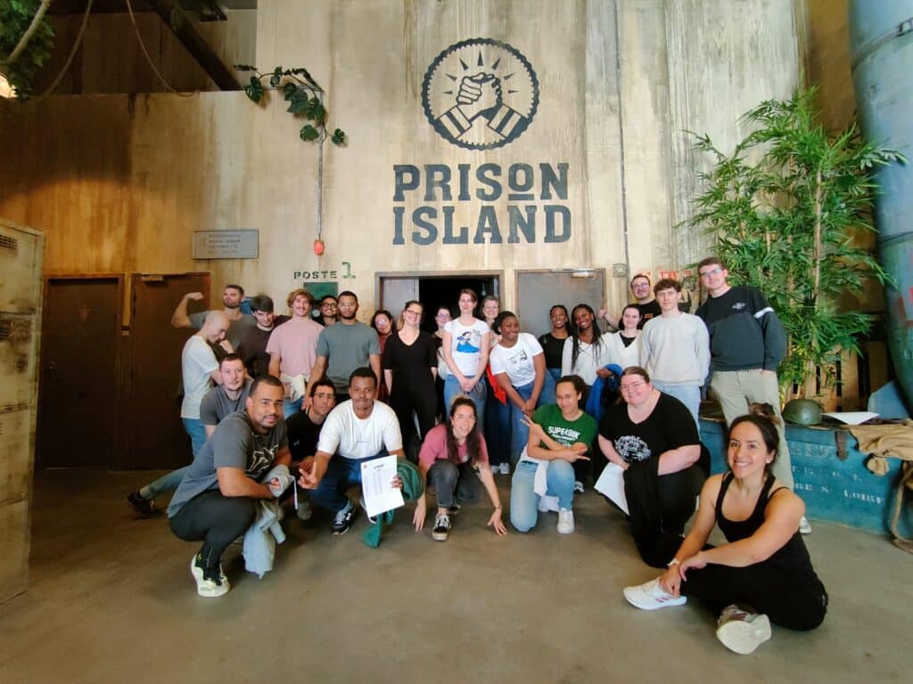 Groupe d'élèves du Cnam posant devant l'escape game Prison Island