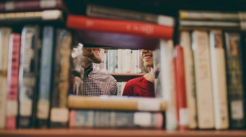 Rayonnages de livres dans une bibliothèque