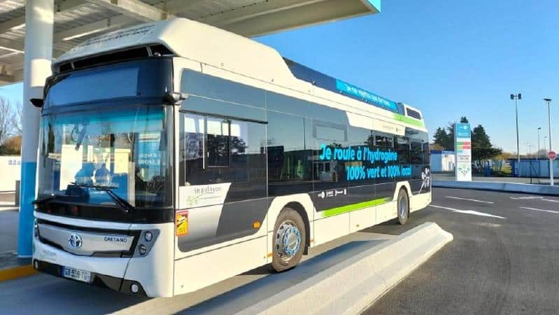 Bus à hydrogène à une station de recharge