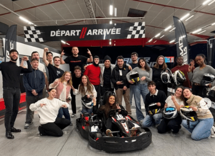 Groupe d'élèves du Cnam posant dans un karting