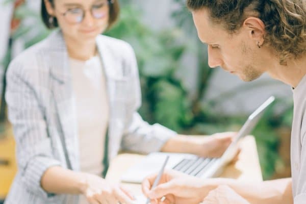 Conseillère et professionnelle échangeant autour d’un ordinateur portable