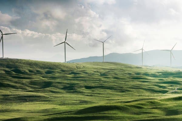 Éoliennes dans un paysage de collines