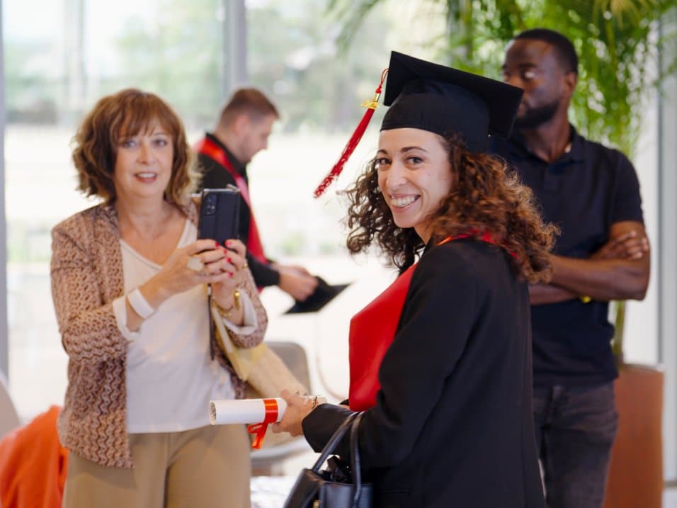 Diplômée du Cnam en toge et toque, photographiée lors de la cérémonie de remise des diplômes 2026