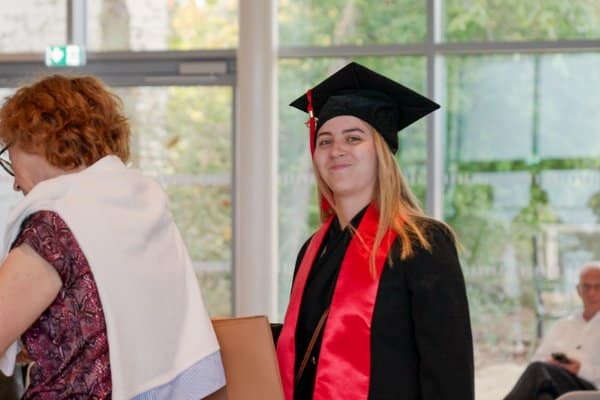 Diplômée du Cnam en toge et toque, félicitée lors de la cérémonie de remise des diplômes 2026