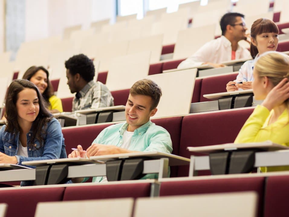 Étudiants qui prennent des notes dans un amphithéâtre