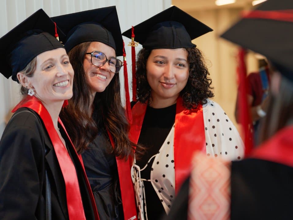 Diplômées du Cnam en toge et toque lors de la cérémonie de remise des diplômes 2026