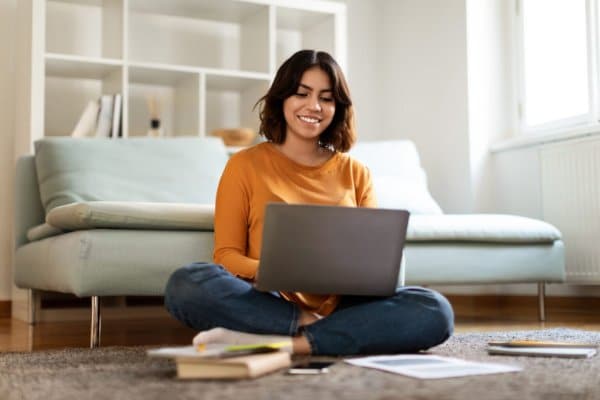 Femme suivant une formation à distance sur son ordinateur