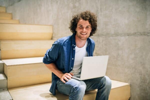 Élève suivant un cours en ligne sur son ordinateur portable