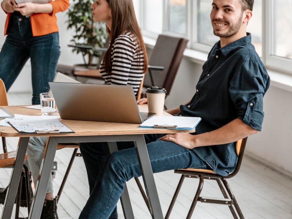 Des collègues échangent autour d'une table de travail