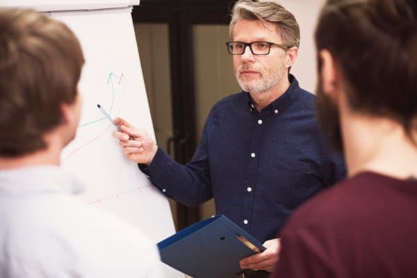 Formateur animant une séance devant des professionnels