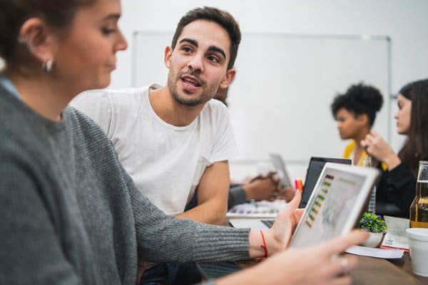 Équipe travaillant sur un projet
