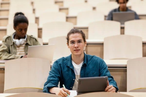 Élève en cours, devant son ordinateur