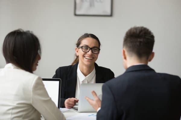 Responsable en échange avec son équipe
