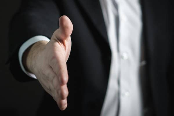 Main tendue pour conclure un accord